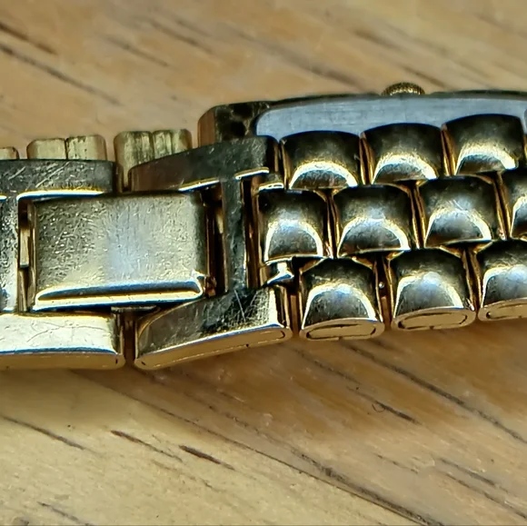 Seiko Ladies Black dial, 2 hand movement gold case and bracelet w/diamond at 12 - Picture 7 of 10